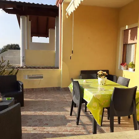 לינה וארוחת בוקר Anna פישינאס